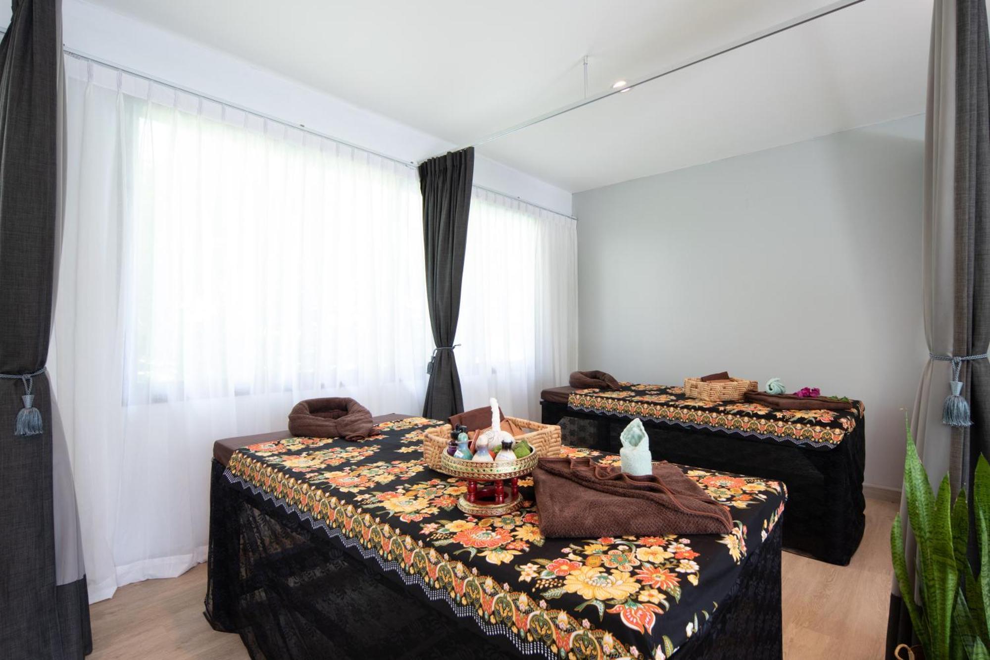 Craft Resort & Villas, Phuket Town Exterior foto Thai massage beds
