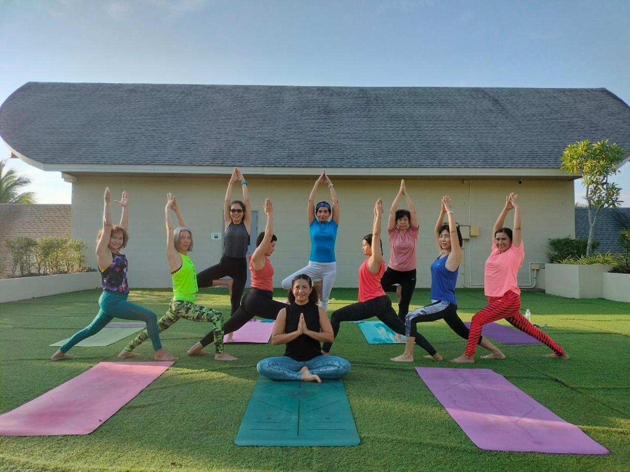 Craft Resort & Villas, Phuket Town Exterior foto A yoga class in progress