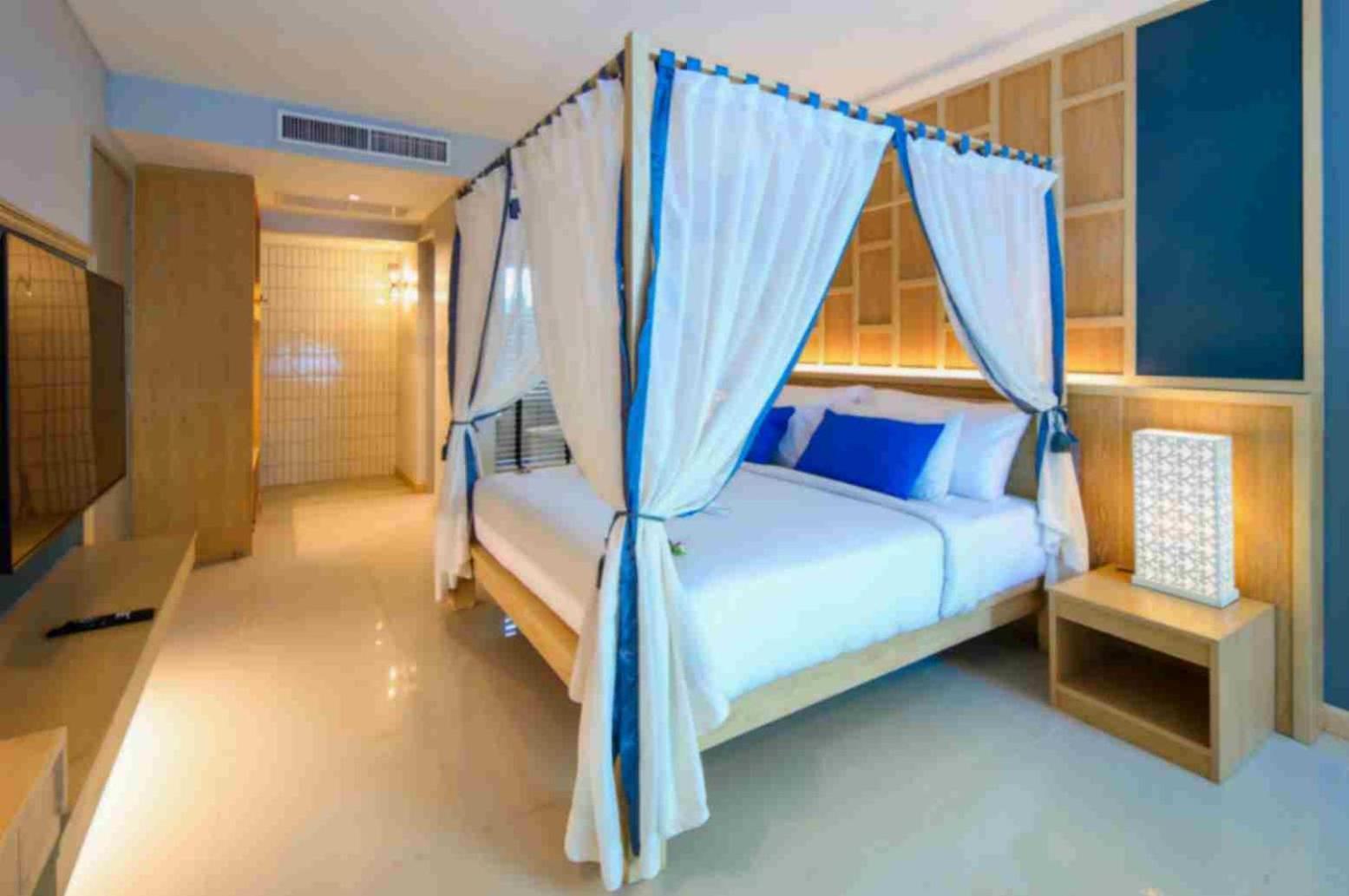 Craft Resort & Villas, Phuket Town Exterior foto A four-poster bed