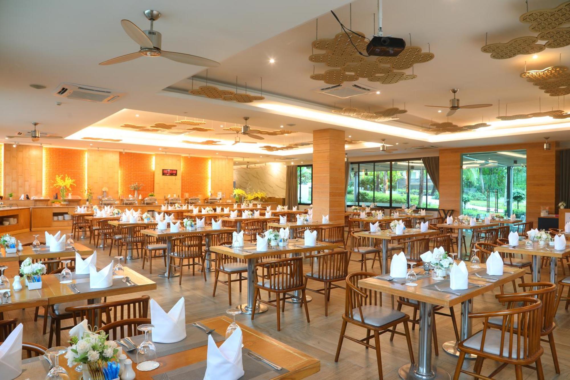 Craft Resort & Villas, Phuket Town Exterior foto The dining room at the Royal Thai Navy Academy