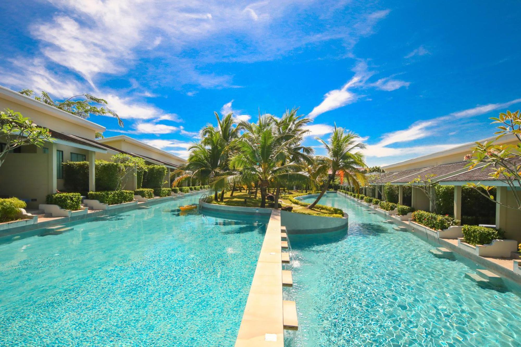Craft Resort & Villas, Phuket Town Exterior foto The swimming pool at the resort