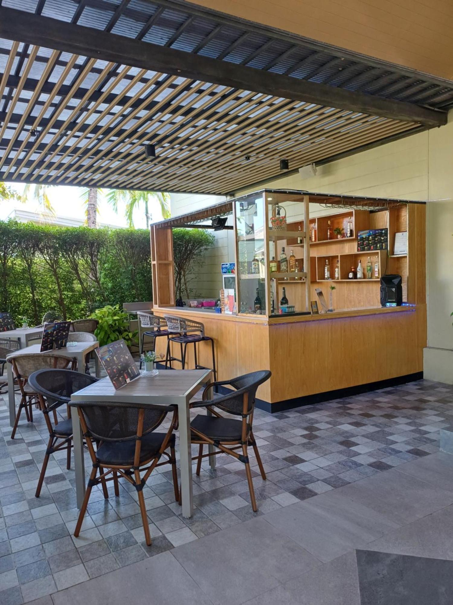 Craft Resort & Villas, Phuket Town Exterior foto The bar at the pool
