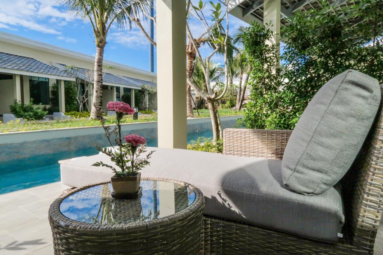 Craft Resort & Villas, Phuket Town Exterior foto The pool at the hotel
