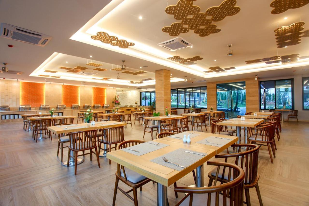 Craft Resort & Villas, Phuket Town Exterior foto The restaurant at the hotel