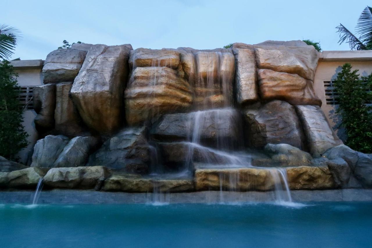 Craft Resort & Villas, Phuket Town Exterior foto The waterfall at the resort